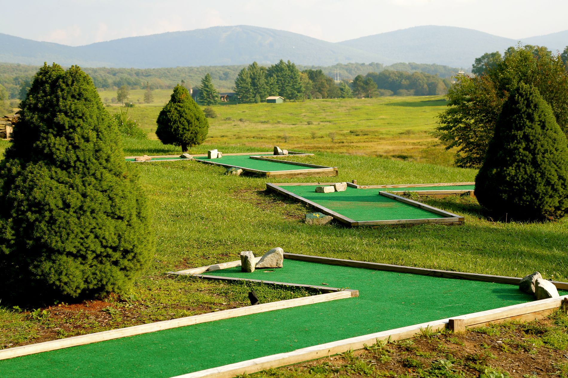 how long does a round of mini golf take